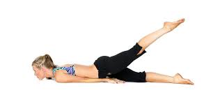 Ardha Salabhasana O Postura Del Saltamontes Relajemos Com Posturas De Yoga Consejos De Fitness Esteras De Yoga