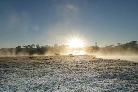 Na noite a temperatura do ar cai para +10.+11°c, ponto de orvalho: Curitiba No Inverno Guaira Palace Hotel