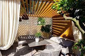 Kuschelige Lounge Am Koi Teich