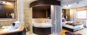 Gutes essen, zwangloser genuss, schönes ambiente, herzlichkeit, gastfreundschaft mit tradition, außergewöhnlich schöne und klimatisierte hotelzimmer. Zimmer Mit Whirlpool Urlaub Zu Zweit Im Hotel Winzer