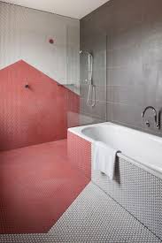 Geometrische & florale muster möglich. Geometrische Badezimmer Fliesen In Rot Weiss Kleines Bad Dekorieren Gunstige Fliesen Wandgestaltung Bad