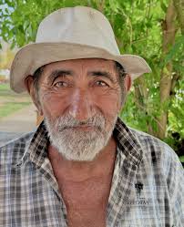 Tekantó “… las huellas del tiempo…” Don Máximo Ramírez camina por las  calles con la serenidad que solo dan los años. En su rostro, las huellas  del tiempo son testimonio de una