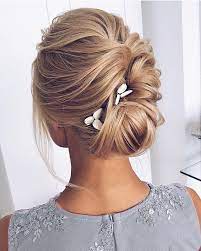 Finding Just The Right Wedding Hair For Your Wedding Day Is No Small Task But We Coiffure Demoiselle D Honneur Cheveux De Mariee Chignon Naturel