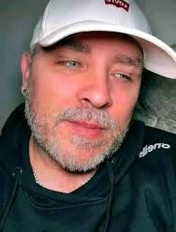 Start conversation with your crush. But she doesn't love you.😁 Hi  <h1>Hi</h1> /h1> print rint("Hi") ("Hi") console console.1og("Hi") log  "Hi") 01001000 100001101001 01101001