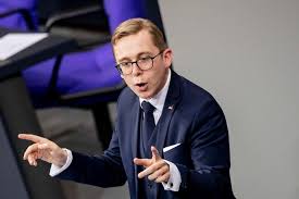 Philipp amthor solch eine frechheit wie sie sieht man selten. Portrat Fall Philipp Amthor Es Wird Ernst Fur Den Konservativen Jung Star Augsburger Allgemeine