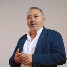 يتعطل المصعد الكهربائي لأحد العقارات في مدينة القاهرة، وبداخله مجموعة من الأشخاص، الذين يتقابلون ﻷول مرة، تقع بينهم مفارقات حيث لكل شخص قصة وحكاية مختلفة. Ù„Ù‚Ø§Ø¡ ÙÙŠ Ù…Ø¯ÙŠÙ†Ø© Ù†ÙˆØ±Ø´ÙˆØ¨ÙŠÙ†Øº Ù…Ø¹ Ø¯ Ù…Ø­Ù…ÙˆØ¯ Ø¢ØºØ§ Alkompis Ø§Ù„ÙƒÙˆÙ…Ø¨Ø³ FeÑ˜sbuk