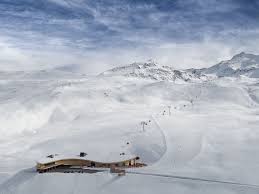Sehr eindrucksvolles gebäude mit motorradmuseum, biergarten, restaurant und mautstelle. Top Mountain Crosspoint Motorcycle Museum Tyrol Austria