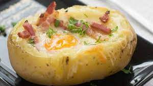 Pommes De Terre Au Four Farcies Aux œufs Et Bacon Tendres Et Cremeuses En 2020 Pomme De Terre Au Four Pomme De Terre Alimentation