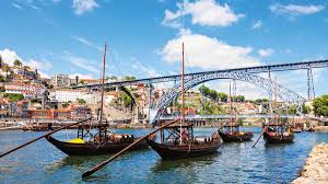 Porto is famed for the production of port wine, which is matured in the vast cellars that stretch along the banks of the mighty douro river. Gruppenreisen Nach Porto Und In Das Douro Tal Cts Reisen