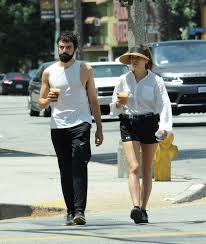 Elizabeth olsen and her boyfriend make their first public appearance as a couple ahead of the emmys. Elizabeth Olsen And Robbie Arnett In Out In Los Angeles 08 05 2019 Hawtcelebs