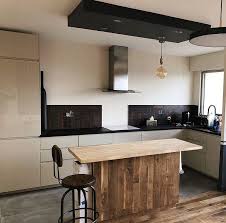 L Astuce Deco Qui Fait Mouche Dans Une Cuisine Ouverte La Pose De Lames Du Meme Parquet Que Le Sol Du Carrelage Cuisine Sol Parquet En Chene Decoplus Parquet