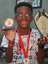 Menino da posse do Lula' quer bater o recorde de Cesar Cielo na água