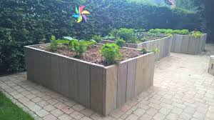 Unsere Hochbeete Aus Naturstein Palisaden Wunderbar Furs Ausgleichende Beetklima Naturstein Palisaden Garten Garten Ideen