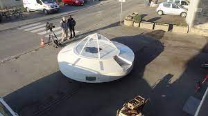 It was the second to last movie made by french comedian louis de funès. Vin Diou De Non De Diou Une Soucoupe Volante Reproduit A L Identique L Ovni Du Film La Soupe Aux Choux Vient D Etre Mise Soucoupe Volante Haute Savoie Ovni