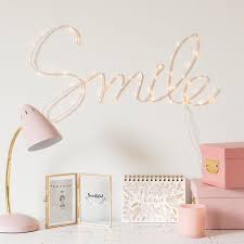 Des chambres complètes, avec lit bébé, commode bébé avec plan à langer et armoire bébé. Incredibly Great Mot Deco Lumineux Mural En Rose Pale Maisons Du Monde Check More At Https Www Homede Idee Cadeau Ado Deco Chambre Rose Deco Chambre Ados