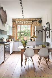 Modern Country Style Kitchen Love The Industrial Lamp Over The Dining Table And The Brick Wall Giving Contrast Wnetrza Mieszkanie Pomysly Na Mieszkanie