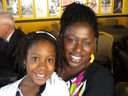 Dancers Engage Mother and Child | The Epoch Times