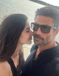 ⭐ Surgió el amor en el set de Sandik Kokusu, o como se conoce en español :  Karsu. La serie que tendrá su episodio final mañana fue el lugar donde  Nesrin Cavadzase