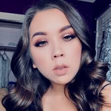 Erienne Czernek's Instagram, Twitter & Facebook