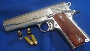 Browning venia vena experimentando con mecanismos de pistolas de alimentacin quienes la usan la pistola de la colt fue adoptada oficialmente en marzo de 1911 por el ejrcito estadounidense bajo el nombre de m1911. Colt M1911 La Pistola Americana Mas Famosa De La Historia