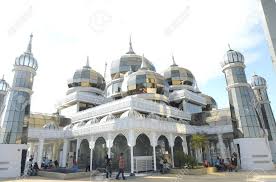 Between malay adat and islam. Kubah Grc Mengulik Kemegahan Warisan Islam Masjid Kristal Malaysia
