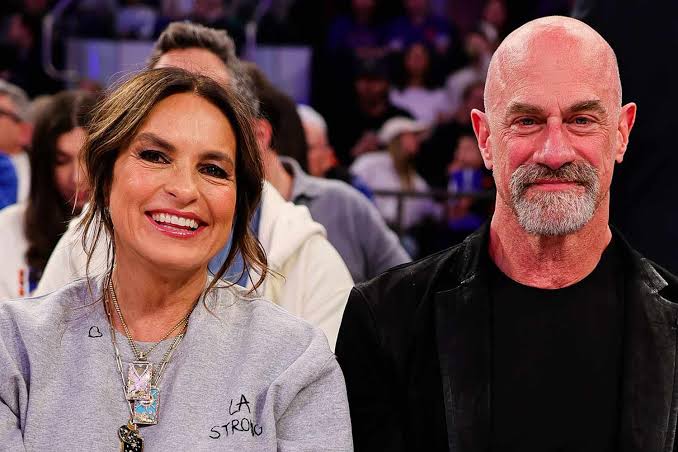 Mariska Hargitay and Christopher Meloni Hold Hands at the Knicks Game in  N.Y.C.