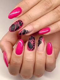 Viva Magenta e manicure: il colore Pantone 2023 applicato sulle unghie