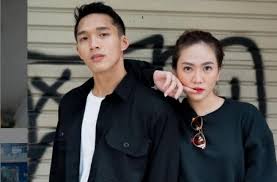 Pebulu tangkis yang akrab disapa jojo ini dikenal sebagai salah satu tunggal putra indonesia berparas tampan dan memiliki prestasi. Shanju Eks Jkt48 Cantik Saat Berenang Netizen Jonatan Christie Beruntung Bolatimes Com