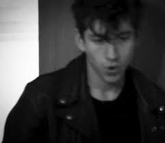 For the unfamiliar, these lovely gentlemen are british indie rock band arctic monkeys. Alex Turner Gif Arctic Monkeys Alex Turner Artic Monkeys