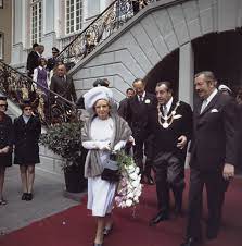 'eén keer per week, als ze naar de bakker moest, belde koningin juliana', herinnerde paans zich bij ischa meijer. Datei Koningin Juliana En Prins Bernhard Verlaten Het Stadhuis Van Bonn Rechts Oberbu Bestanddeelnr 254 9005 Jpg Wikipedia