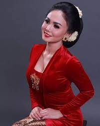 Kebaya ini cocok dipakai dipadukan dengan kain lilit dan ring di tengah pastinya mengubah penampilan lebih anda bisa mengenakan pakaian ini untuk acara memperingati hari kartini atau event. Sambut Hari Kartini Intip 10 Potret Artis Indonesia Saat Kenakan Kebaya Bisa Jadi Inspirasi Loh Semua Halaman Hype