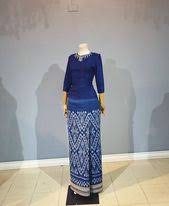 Ada begitu banyak model baju gamis batik yang beredar di pasaran, namun sayang, biasanya yang membedakannya hanyalah corak dari batiknya. 91 Kain Sarung Dll Ideas Batik Fashion Batik Dress Thai Silk Dresses