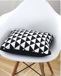 Http Blog Holamama Es Wp Content Uploads 2013 09 Stil1 Jpg Geometric Pillow Covers Dining Room Chairs Modern Accent Chairs For Living Room