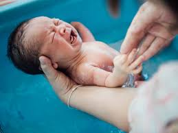Ternyata, membiasakan bayi mandi air dingin sangat baik bagi kesehatan. Bolehkah Bayi Yang Sedang Demam Dimandikan