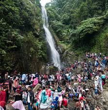 Curug bandung memiliki ketinggian sekitar 25 m dan berada dibawah kaki gunung sanggabuana. Libur Lebaran Wisata Air Terjun Cigentis Dipenuhi Pengunjung Jendela Karawang