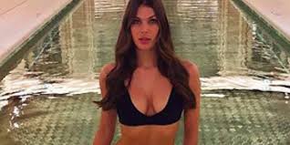 Assise sur un bateau, la reine de beauté pose dans un maillot orange à fleurs qui met en valeur ses formes longilignes. Instagram Iris Mittenaere Prend La Pose En Maillot De Bain Au Spa Mce Tv