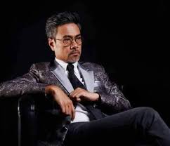 Pun begitu yang paling menarik perhatian ialah kemunculan semula vokalis visa iaitu sham yang pernah mengumumkan bahawa dia telah menarik diri tampil dengan imej berkumis dan mengenakan cermin mata bulat, dia kini digelar sebagai tony stark malaysia, watak adiwira yang telah dijayakan. Erin Sakura Sham Visa Ni Nampak Sebijik Macam Tony Stark Facebook