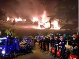 Lapan individu akan didakwa berhubung rusuhan kuil sri maha mariamman. Rusuhan Kuil Tangguh Ambil Alih Tapak Kuil Terjawab Hari Ini