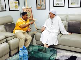 Beliau dilahirkan di sebuah desa bernama harus, amuntai pada tanggal 1 september 1960m. Ziarah Mesra Sheikh Nuruddin Al Banjari Bersama Pengarah Urusan Jmpa Encik Alias Bin Haji Ali