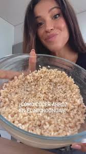 🍚 ¿Cómo cocer el arroz en el microondas? 1 VASO DE ARROZ 2 VASOS DE AGUA  OPCIONAL: ACEITE DE OLIVA VIRGEN EXTRA 👩🏽‍🍳 En un recipiente de cristal  con tapadera: pon a calentar 4’ los dos vasos de agua ...