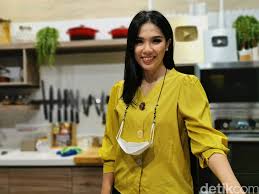 Berita pendidikan yang aktual inspiratif normatif dan aspiratif. Chef Devina Hermawan Bahagia Bisa Sering Berbagi Resep Selama Pandemi