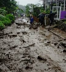 Lokasi tepatnya terjadi banjir di desa tugu selatan, kecamatan cisarua. Cd4skdy A1tpkm