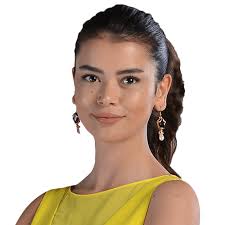 Şimdilerde gül özdemir rolüyle gülümse yeter'de yer almaktadır. Seray Kaya Kimdir Gul Ozdemir Show Tv