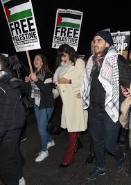 Mostly about palestine and all that goes on. Affinity Magazine Auf Twitter Bella Hadid At The Free Palestine Protest Outside The American Embassy In London Today Via Bellahadiddaily