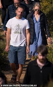 Наоми уоттс, эндрю линкольн, рейчел хаус и др. Naomi Watts Tenderly Kisses The Walking Dead S Andrew Lincoln While Filming Penguin Bloom Daily Mail Online