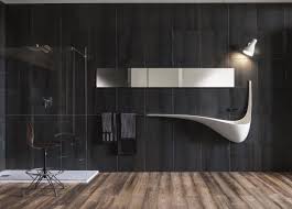Rien de plus simple, avec le carrelage métro qui se mix avec tout, découvrez nos 15 inspirations déco ! Salle De Bain Noir 23 Idees De Salle De Bain Noir Et Moderne