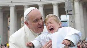 Papa francesco interviene nuovamente sulla vicenda del piccolo charlie esprimendo la propria vicinanza ai. Vaticano Francesco Prende In Braccio Un Bimbo Vestito Da Papa Che Scoppia In Lacrime Il Mattino It