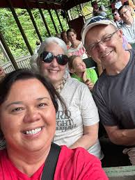 It never fails! When I'm in Dollywood I always run into some of my  "mountain friends" Met some wonderful Mississippi and Kentucky followers  today!