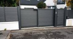 Amenagement Exterieur De Votre Jardin Portail Portillon Et Cloture Aluminium Lames Inclinees L Ensemble Finitio Portail Coulissant Portillon Jardin Portail
