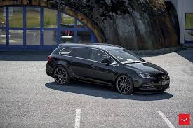 Özellikle teknolojik donanım açısından ve tasarım açısından son derece tutulan bir model olan astra sedan modelinin yol tutuşu açısından da en iyi araçlardan biri olarak görülmektedir. Elegant Opel Astra Sports Tourer On Vossen Cvt Rims